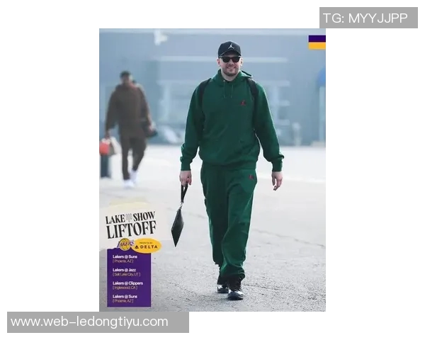 湖人队启程前往凤凰城客场比赛登机照曝光全队士气高涨 湖人队启程前往凤凰城客场比赛登机照曝光全队士气高涨