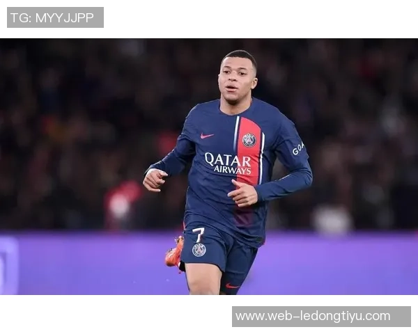 绝平巴黎伊桑与姆巴佩庆祝合影展现兄弟情深与奋斗历程