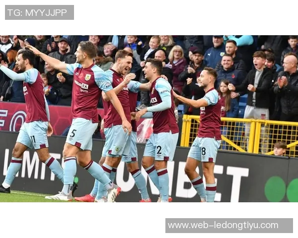 弗莱明接哈特曼传中再进一球伯恩利扩大领先优势狼队陷入困境