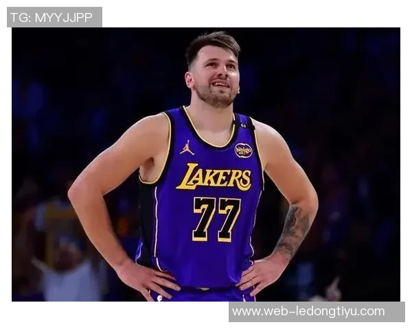 东契奇无奈摊手斯玛特遭大帽瞬间引发全场惊呼