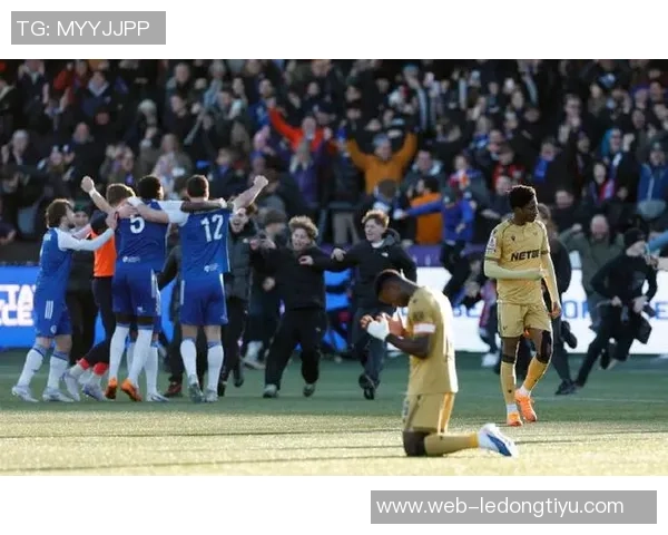 德里赫特社交媒体庆祝球队2-1战胜水晶宫并欢迎利马重返赛场 德里赫特社交媒体庆祝球队2-1战胜水晶宫并欢迎利马重返赛场