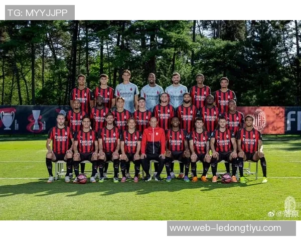 米兰2526赛季全家福揭晓阿莱格里与莫德里奇同框引热议 米兰2526赛季全家福揭晓阿莱格里与莫德里奇同框引热议